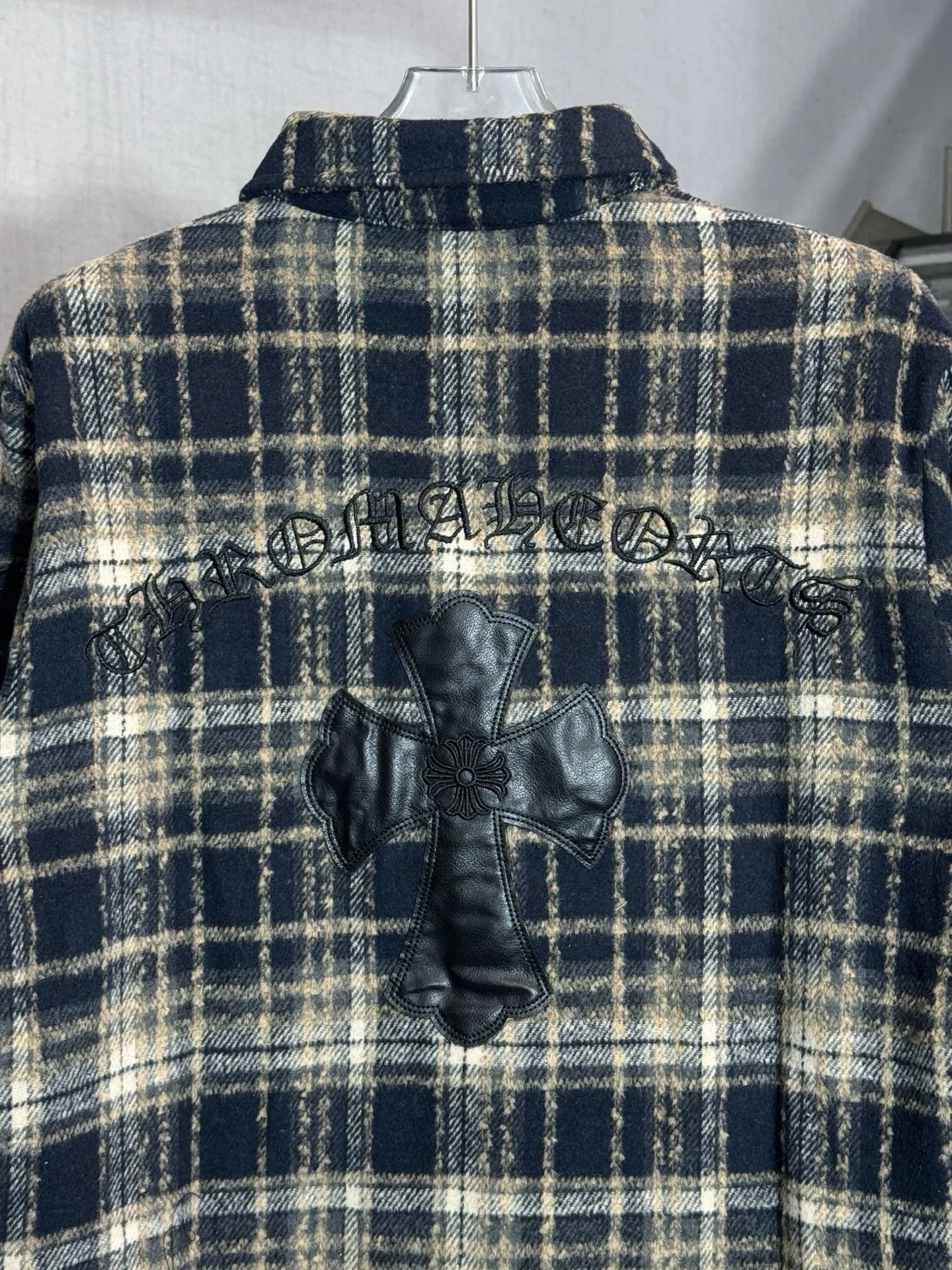 P280 model number: HE395 Chromehearts-Chrome heart wool plaid leather label shirt jacket The fabric is made of 360g high-weight tasseled woolen plaid shirt fabric. The upper body is extremely warm and feels soft and comfortable. It has custom-made original hardware Crow heart cross buttons and a custom-made original cross leather label on the back + heavy embroidery. The embroidery is full and three-dimensional, the overall process is complex, original accessories, factory workmanship, complete with three standards, feel free to buy, Kuaishou Xiaohongshu's popular shirt jacket.  Color: Red/Blue Size: S M L XL